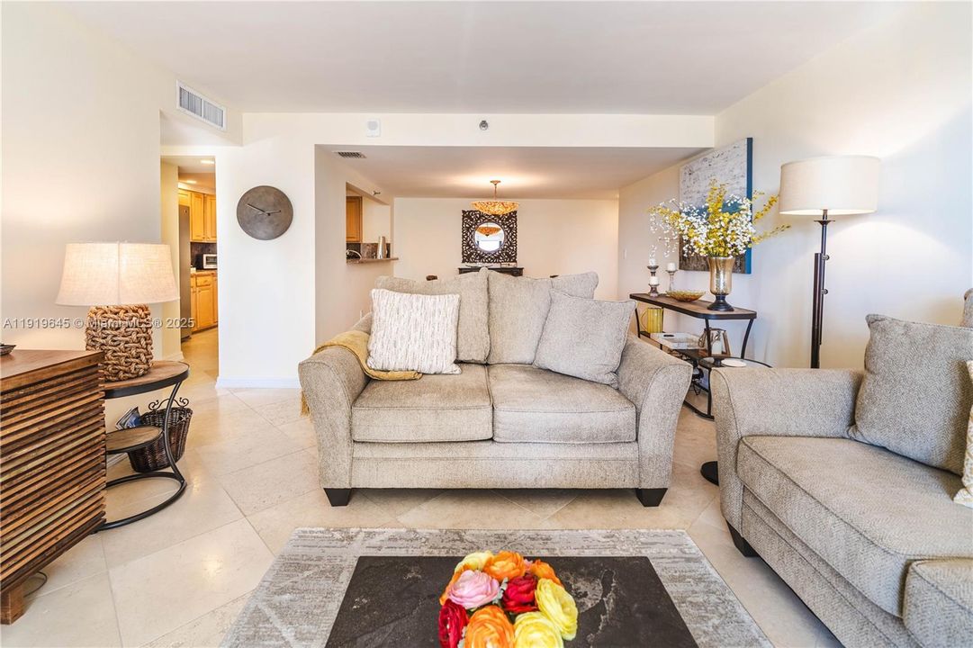 For Sale: $725,000 (2 beds, 2 baths, 1088 Square Feet)