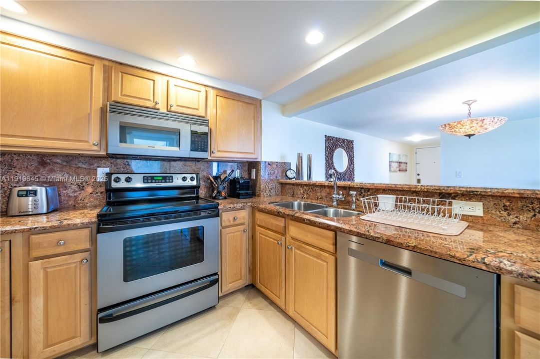 For Sale: $725,000 (2 beds, 2 baths, 1088 Square Feet)