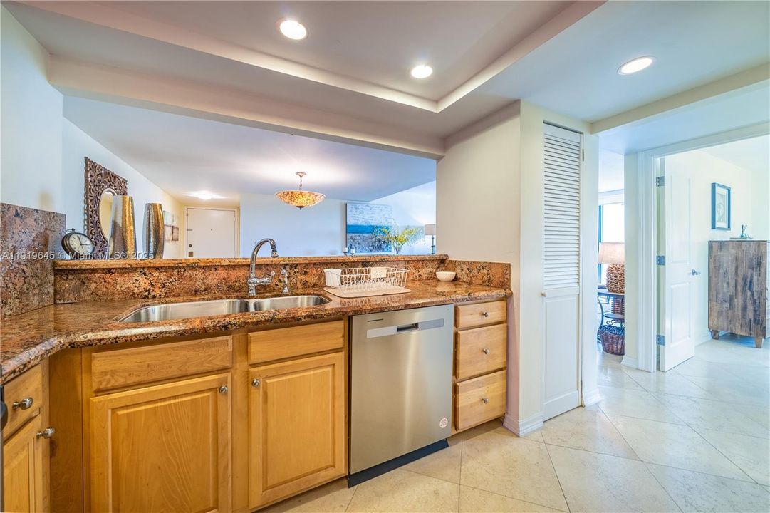 For Sale: $725,000 (2 beds, 2 baths, 1088 Square Feet)