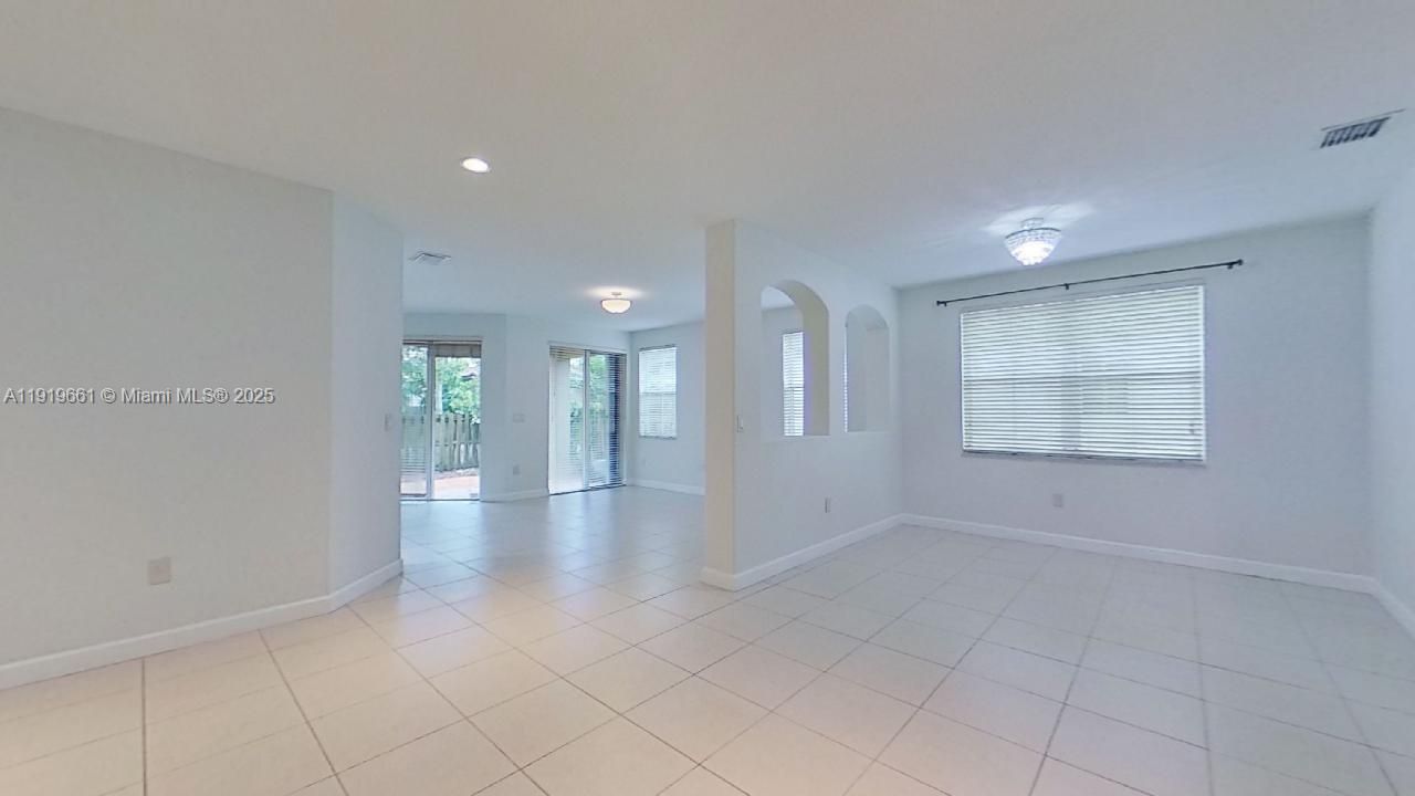 出租: $4,450 (4 贝兹, 3 浴室, 2144 平方英尺)