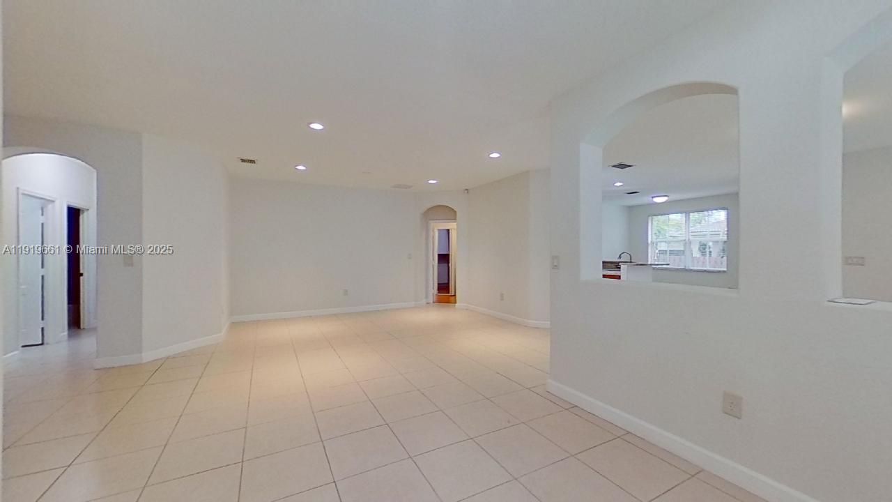 出租: $4,450 (4 贝兹, 3 浴室, 2144 平方英尺)