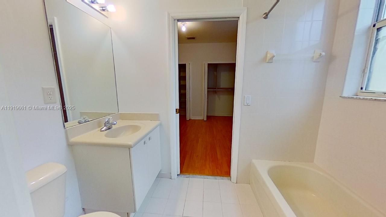 出租: $4,450 (4 贝兹, 3 浴室, 2144 平方英尺)