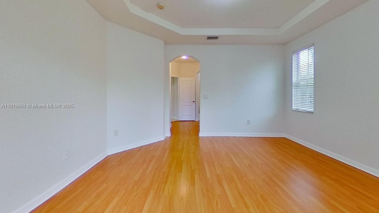 出租: $4,450 (4 贝兹, 3 浴室, 2144 平方英尺)