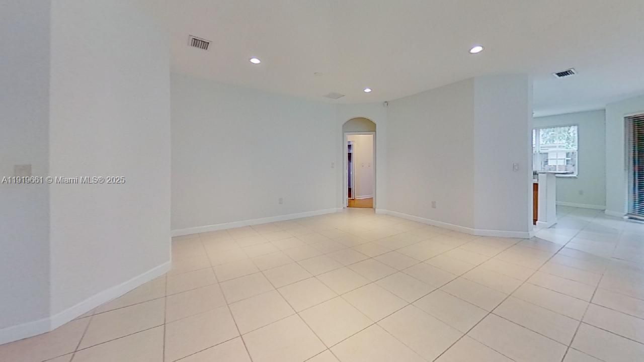 出租: $4,450 (4 贝兹, 3 浴室, 2144 平方英尺)