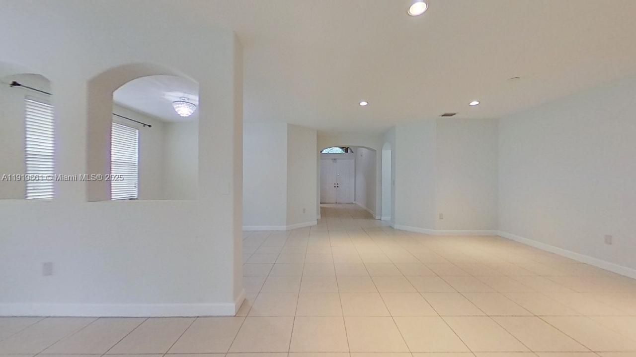 出租: $4,450 (4 贝兹, 3 浴室, 2144 平方英尺)