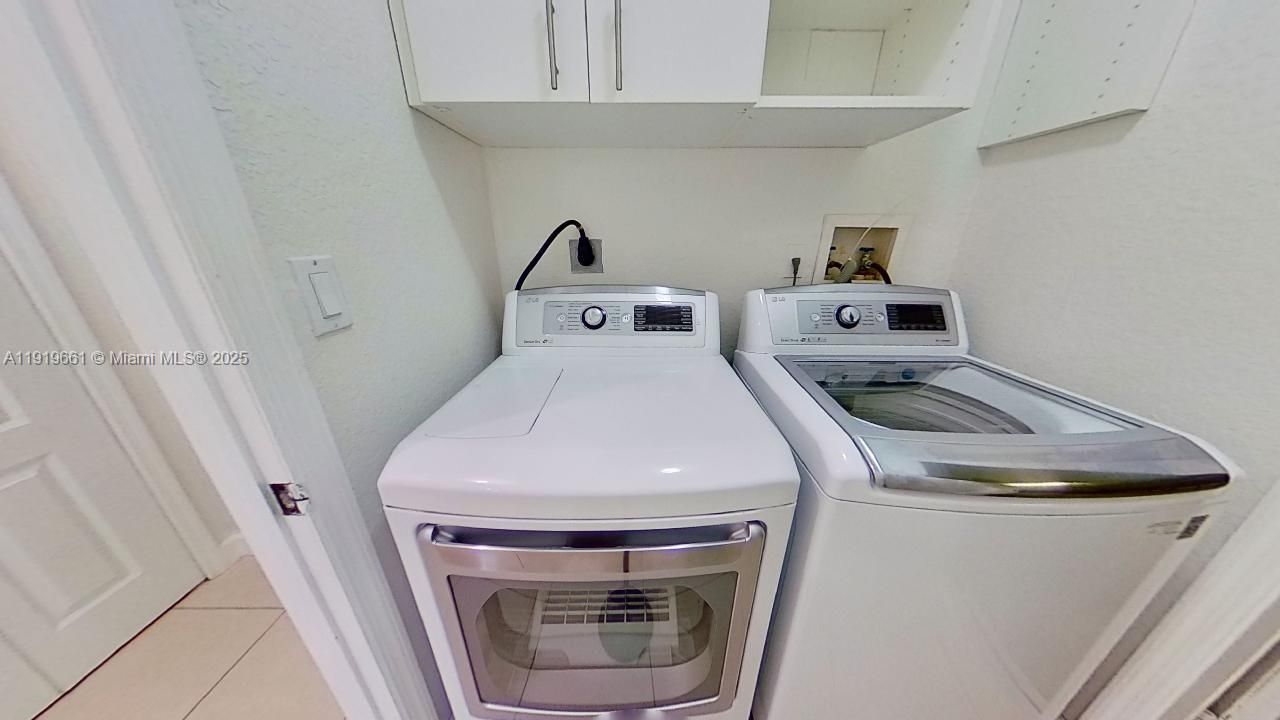 出租: $4,450 (4 贝兹, 3 浴室, 2144 平方英尺)