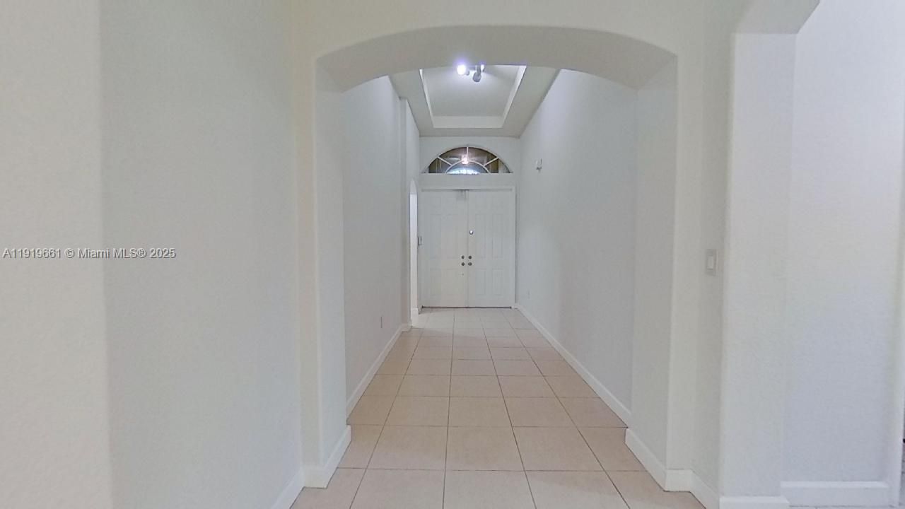 出租: $4,450 (4 贝兹, 3 浴室, 2144 平方英尺)