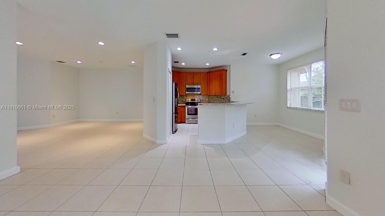 出租: $4,450 (4 贝兹, 3 浴室, 2144 平方英尺)