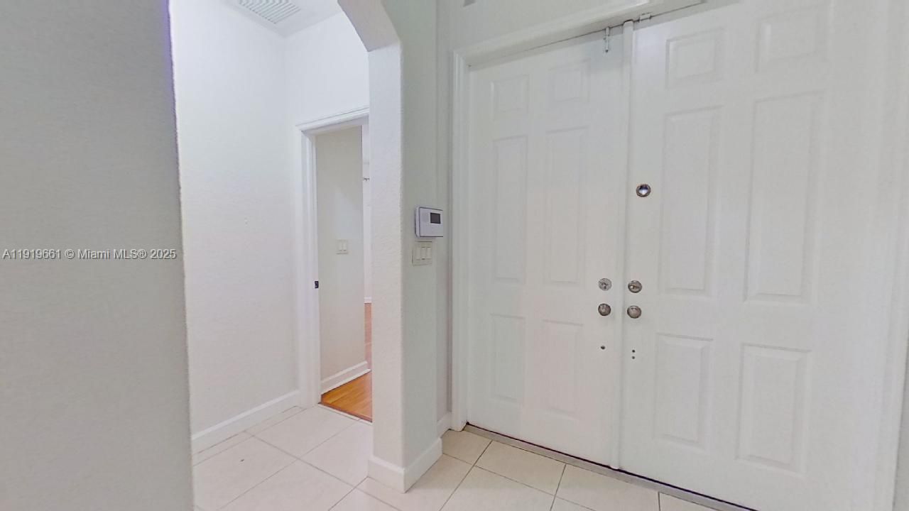 出租: $4,450 (4 贝兹, 3 浴室, 2144 平方英尺)