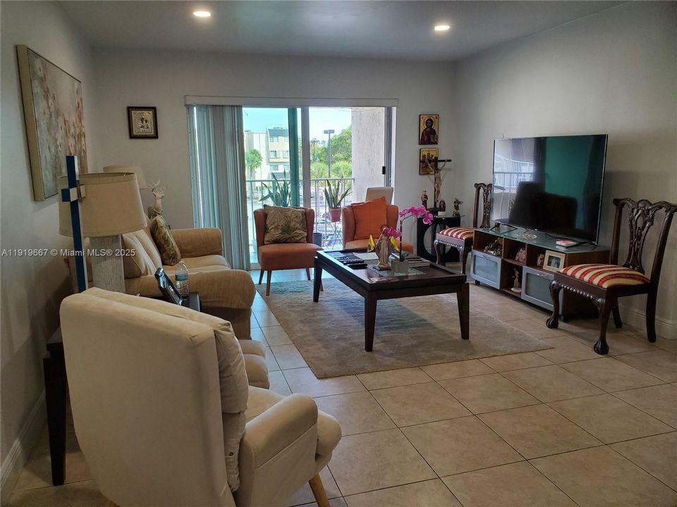 For Sale: $340,000 (3 beds, 2 baths, 1200 Square Feet)