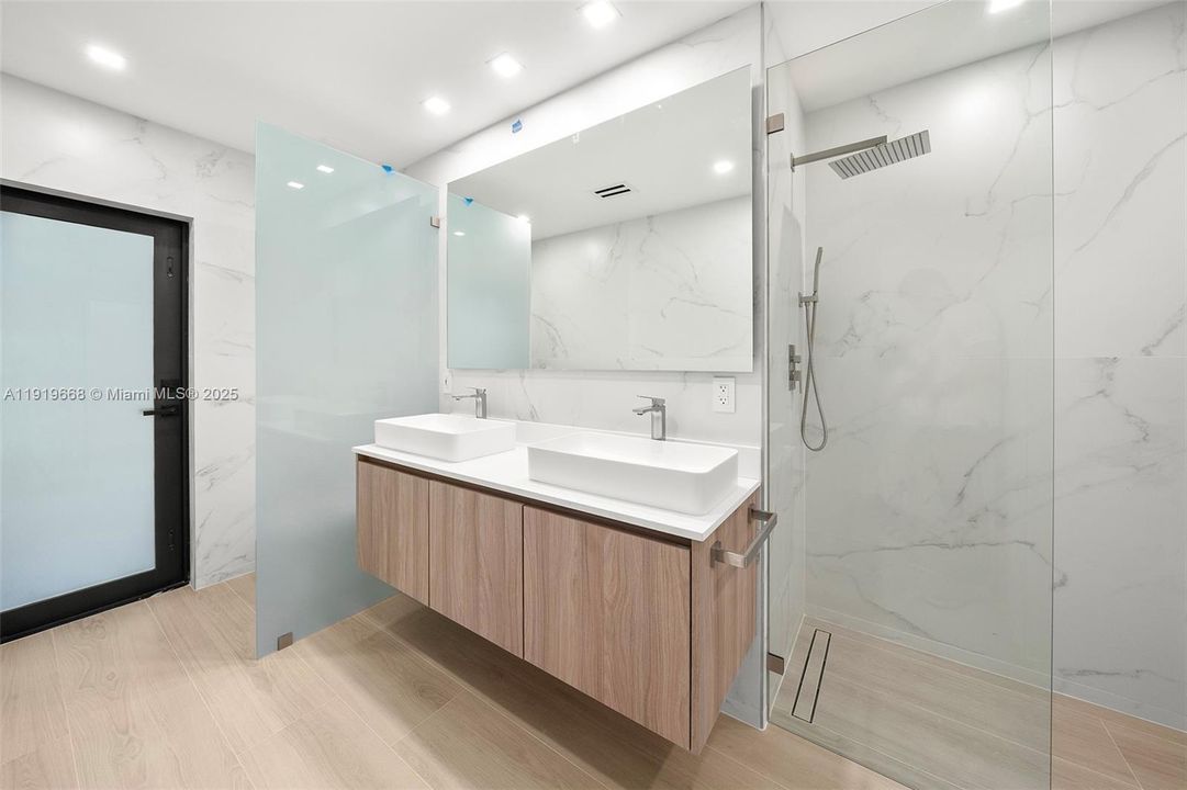 For Rent: $14,000 (4 beds, 3 baths, 2335 Square Feet)