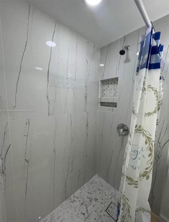 For Rent: $1,350 (1 beds, 1 baths, 2740 Square Feet)