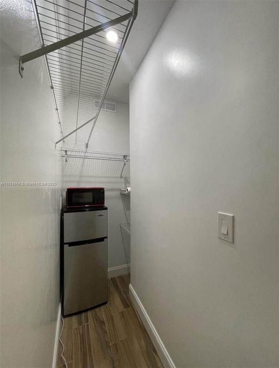 For Rent: $1,350 (1 beds, 1 baths, 2740 Square Feet)