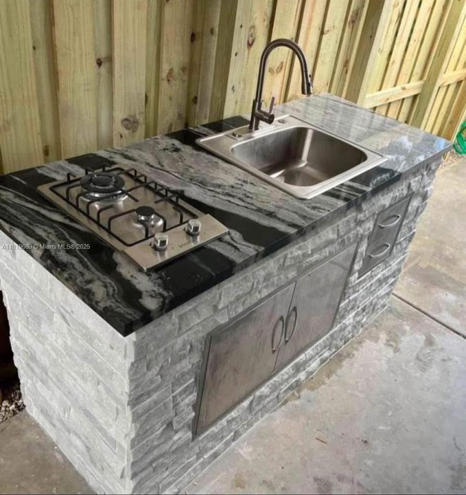 For Rent: $1,350 (1 beds, 1 baths, 2740 Square Feet)