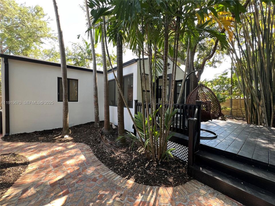 待售: $1,100,000 (4 贝兹, 2 浴室, 1519 平方英尺)