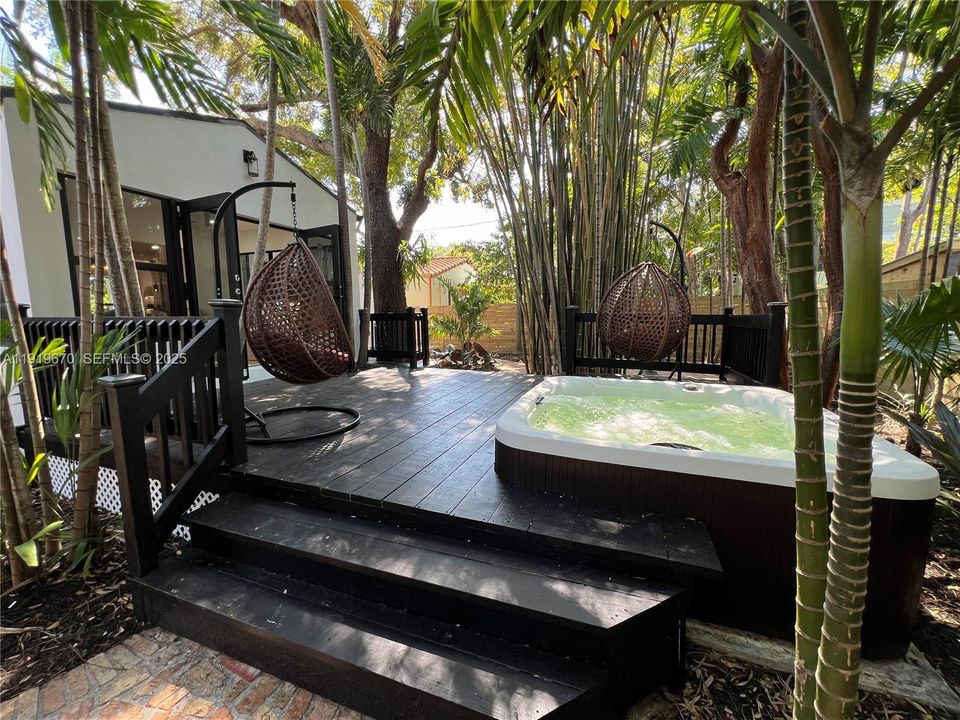 待售: $1,100,000 (4 贝兹, 2 浴室, 1519 平方英尺)