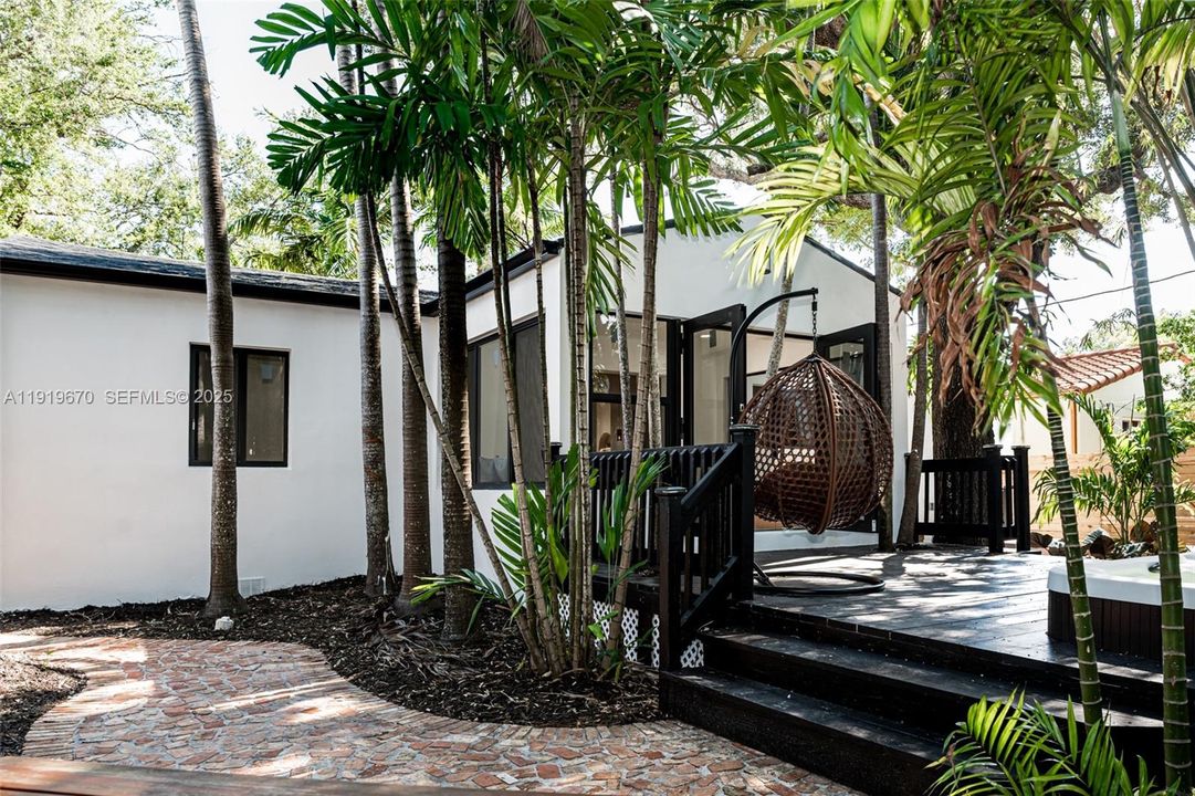 待售: $1,100,000 (4 贝兹, 2 浴室, 1519 平方英尺)