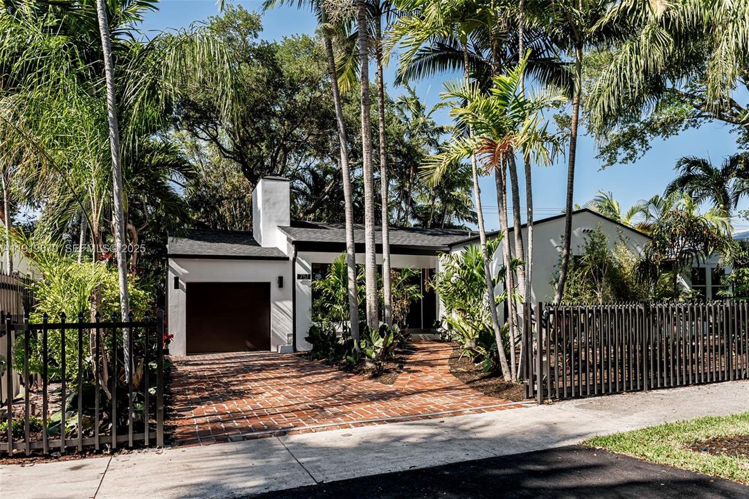 待售: $1,100,000 (4 贝兹, 2 浴室, 1519 平方英尺)