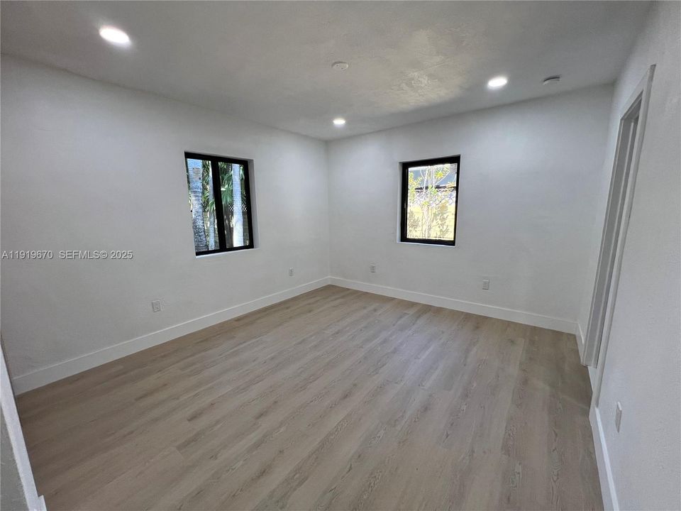 待售: $1,100,000 (4 贝兹, 2 浴室, 1519 平方英尺)