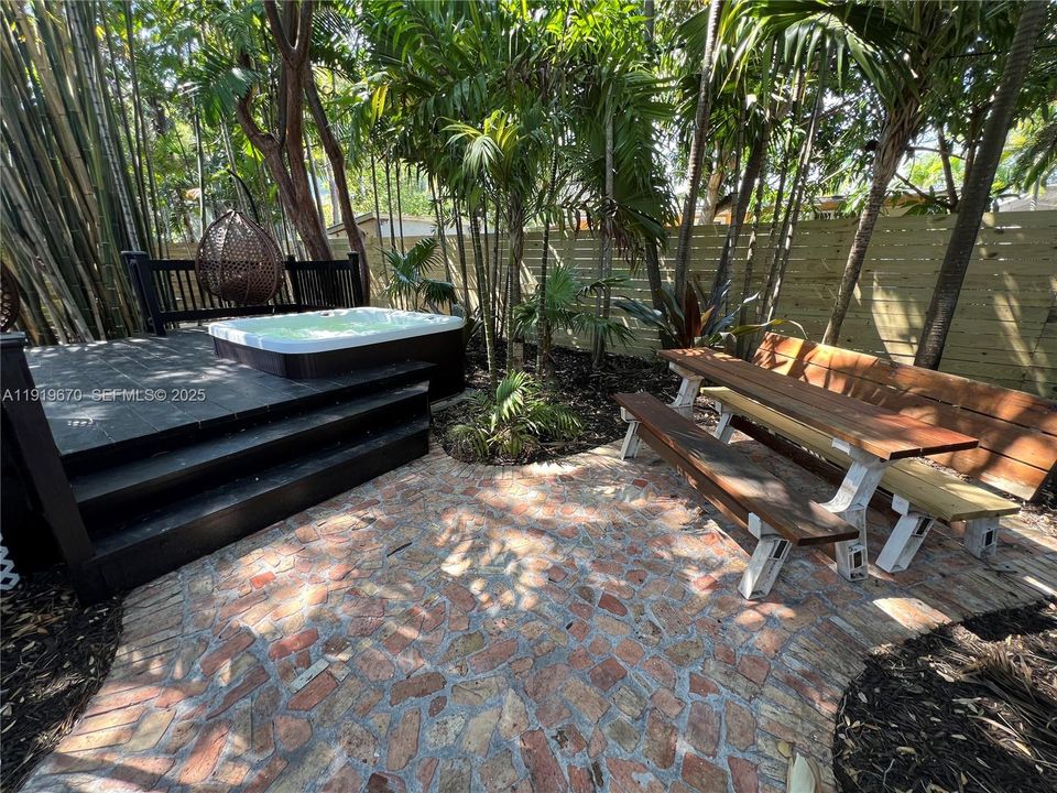 待售: $1,100,000 (4 贝兹, 2 浴室, 1519 平方英尺)