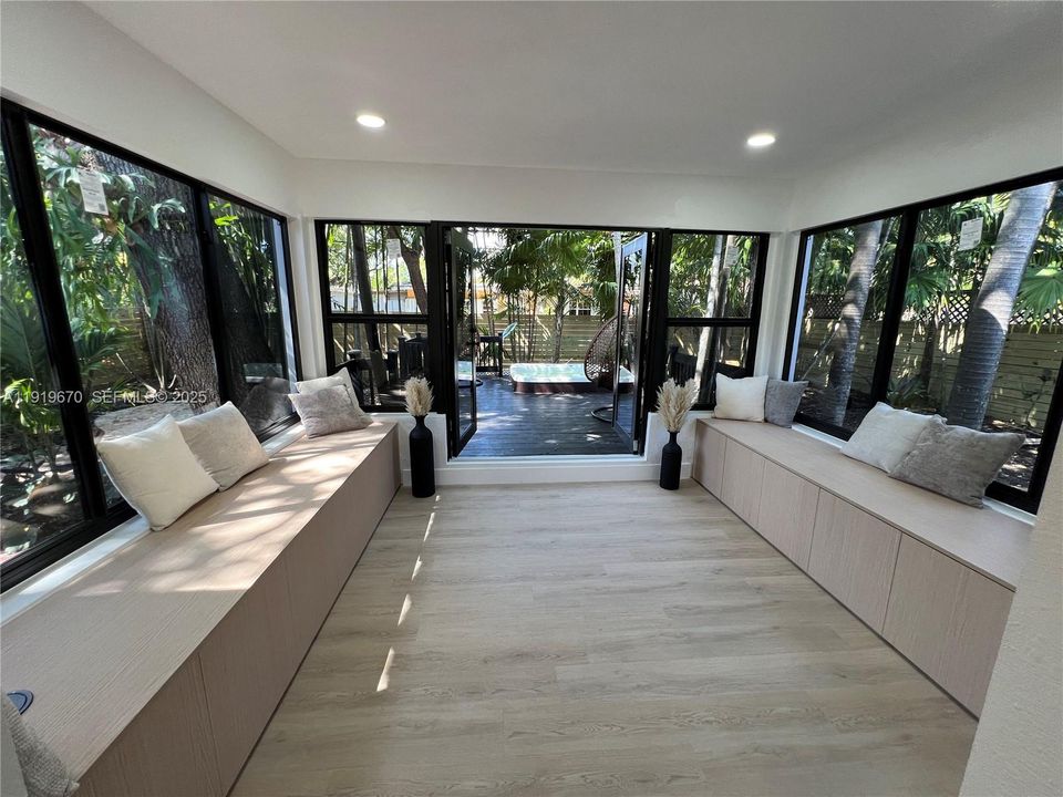 待售: $1,100,000 (4 贝兹, 2 浴室, 1519 平方英尺)