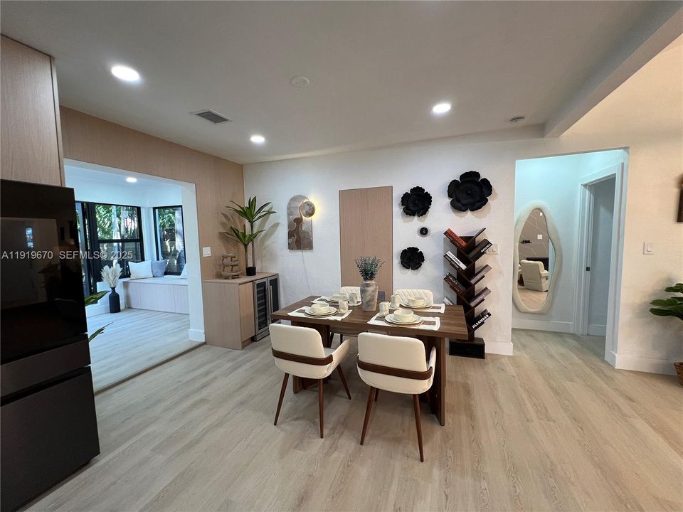 待售: $1,100,000 (4 贝兹, 2 浴室, 1519 平方英尺)