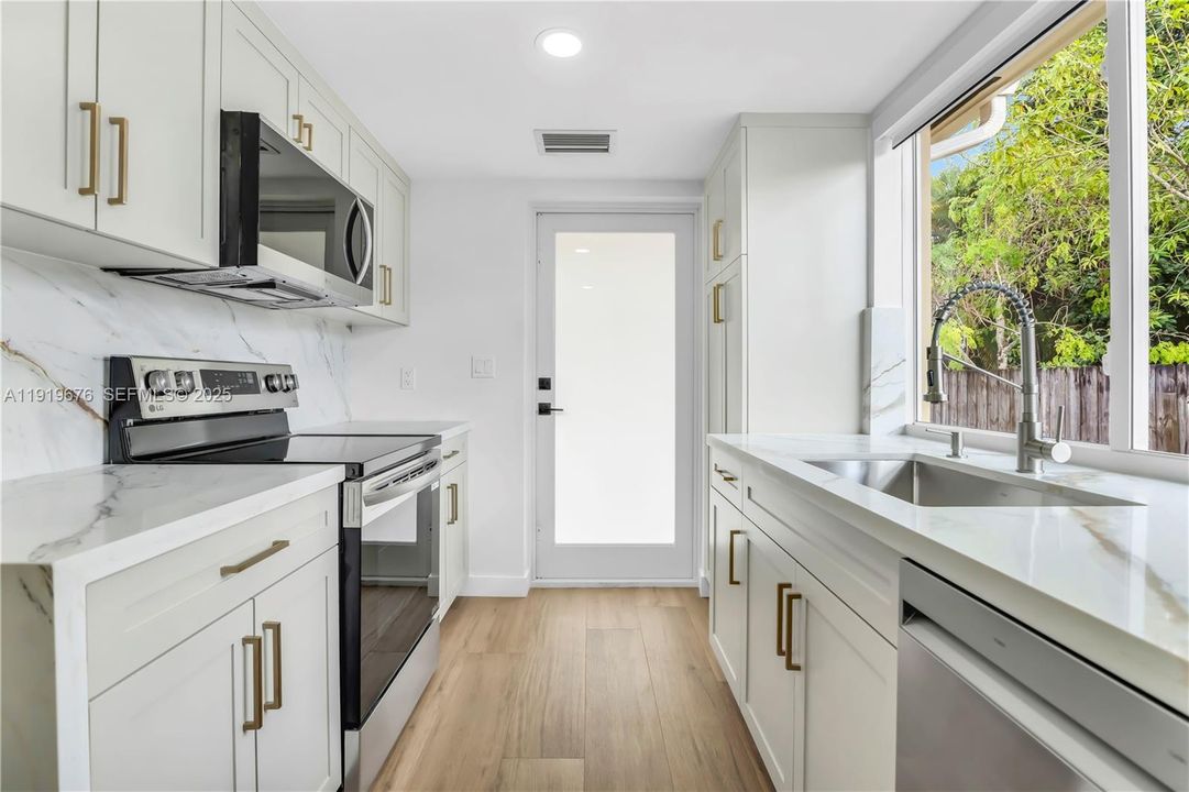 В аренду: $4,100 (3 спален, 2 ванн, 1334 Квадратных фут)