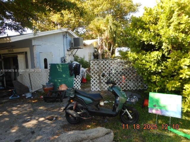 Active With Contract: $531,500 (3 beds, 2 baths, 2404 Square Feet)