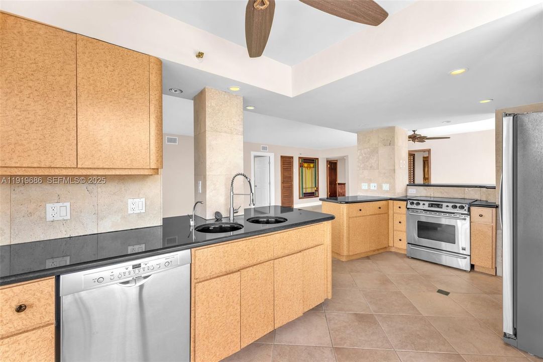 For Sale: $875,000 (2 beds, 2 baths, 1440 Square Feet)