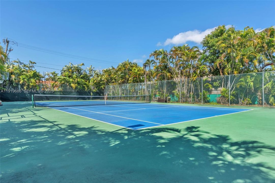 For Sale: $875,000 (2 beds, 2 baths, 1440 Square Feet)