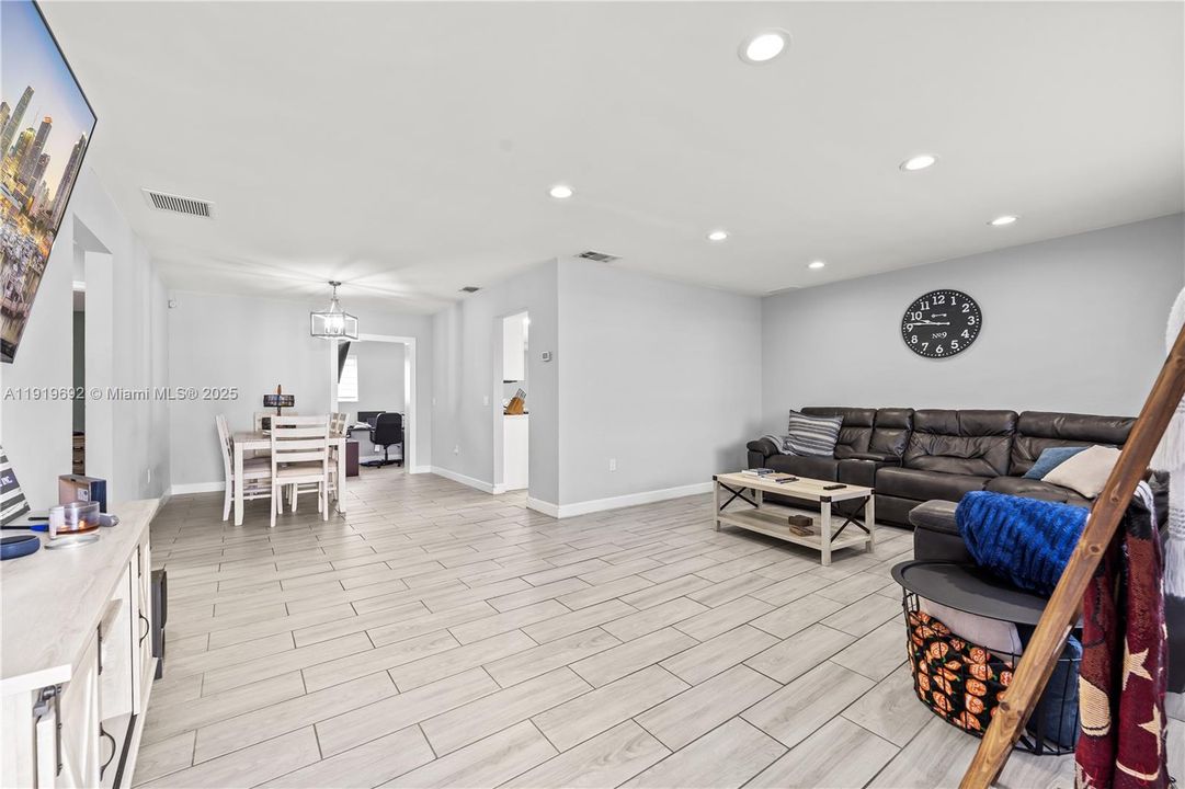 合同活跃: $2,600 (2 贝兹, 2 浴室, 1537 平方英尺)