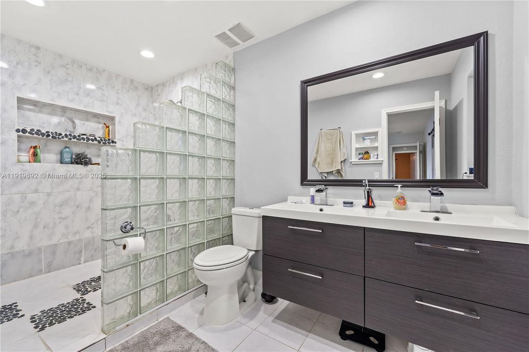 合同活跃: $2,600 (2 贝兹, 2 浴室, 1537 平方英尺)