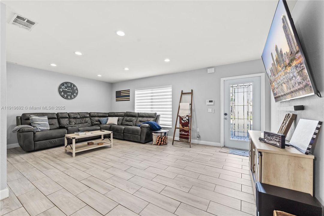 合同活跃: $2,600 (2 贝兹, 2 浴室, 1537 平方英尺)