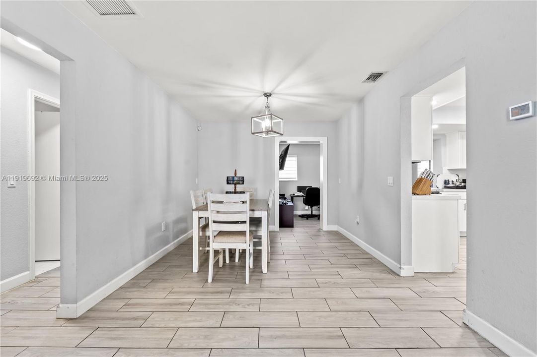 合同活跃: $2,600 (2 贝兹, 2 浴室, 1537 平方英尺)