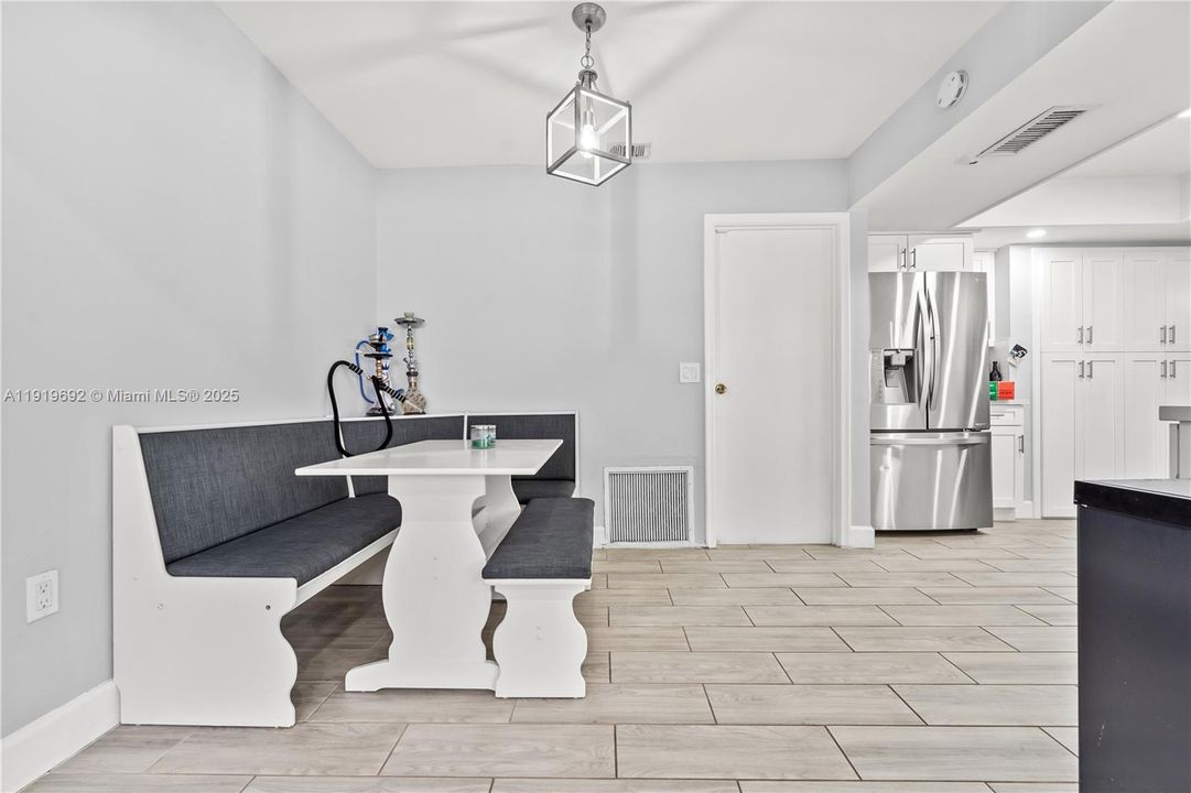 合同活跃: $2,600 (2 贝兹, 2 浴室, 1537 平方英尺)