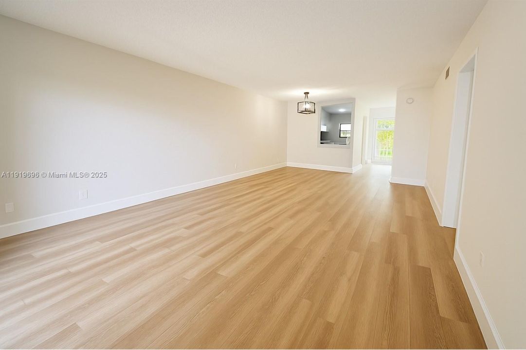 For Sale: $275,000 (2 beds, 2 baths, 975 Square Feet)