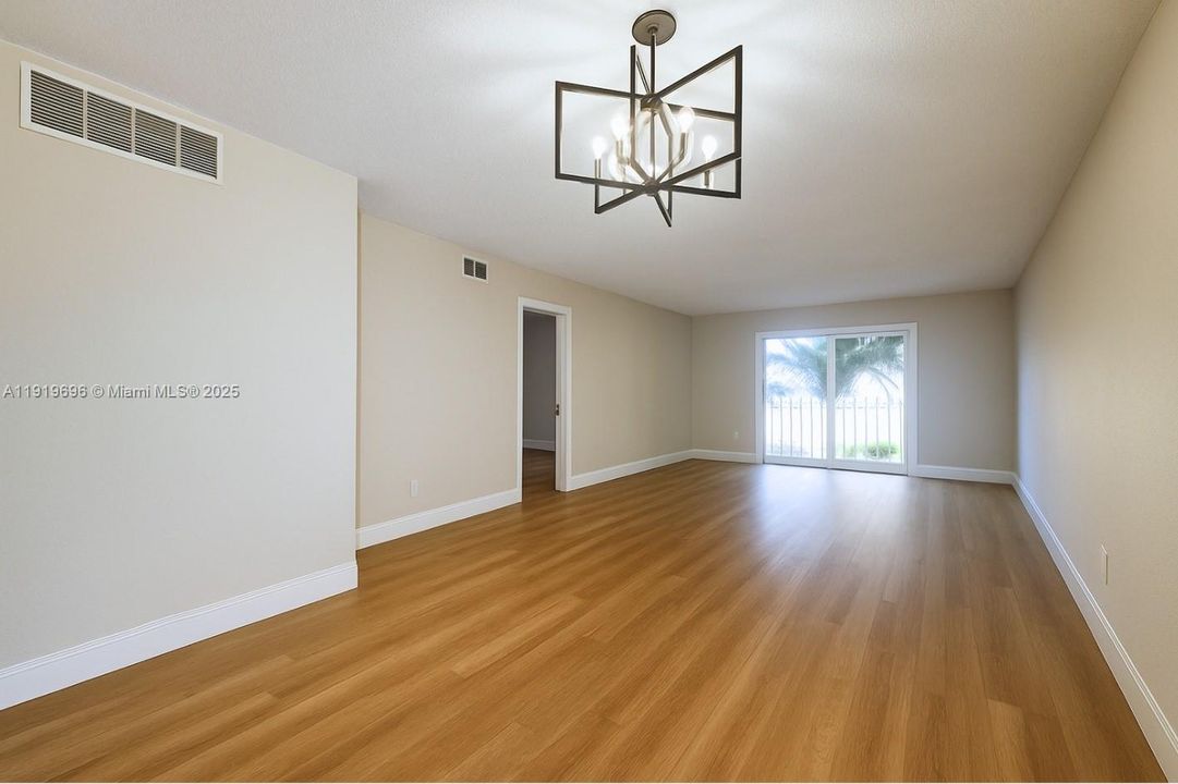 For Sale: $275,000 (2 beds, 2 baths, 975 Square Feet)