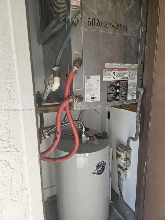 For Sale: $275,000 (2 beds, 2 baths, 975 Square Feet)