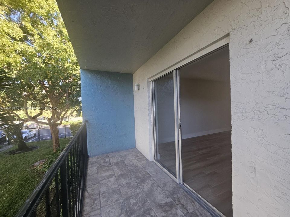 For Sale: $275,000 (2 beds, 2 baths, 975 Square Feet)