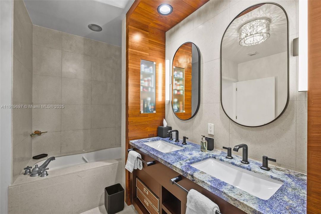 出租: $6,700 (1 贝兹, 1 浴室, 920 平方英尺)