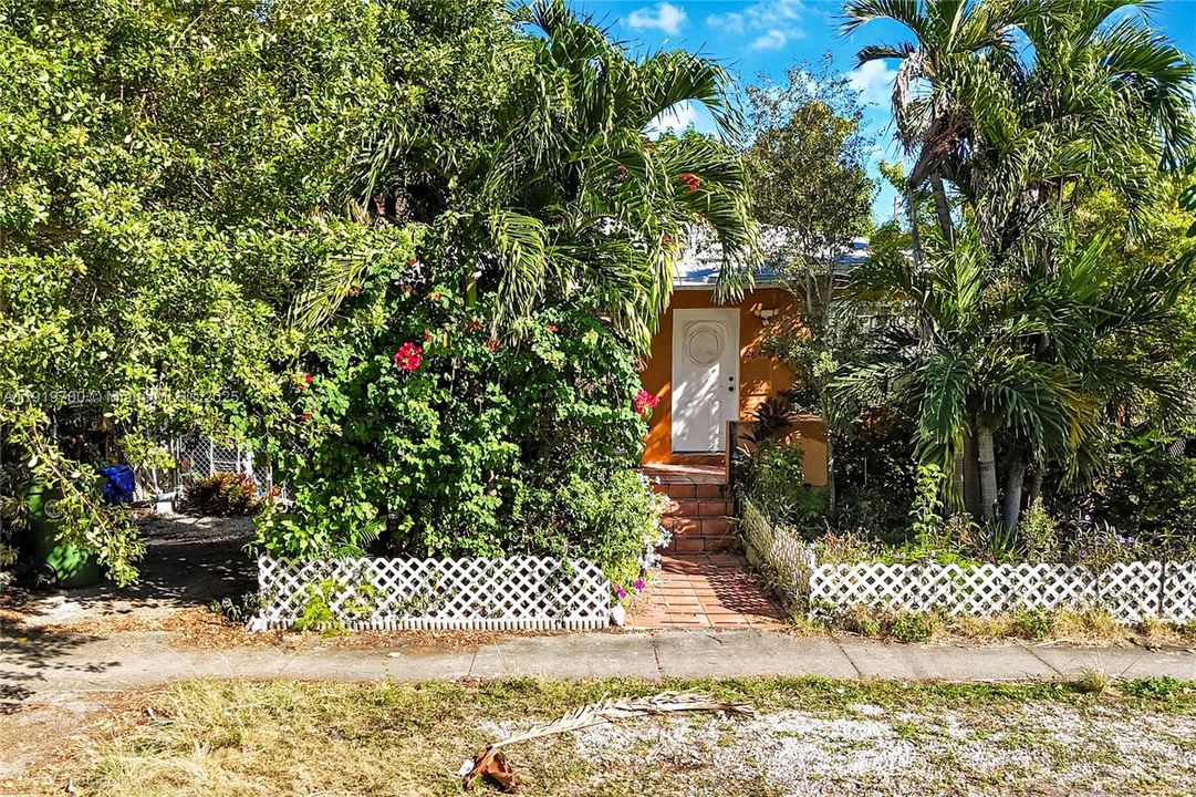 En Venta: $995,000 (0.18 acres)