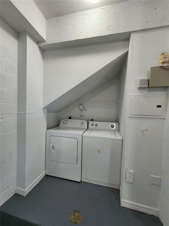 Active With Contract: $2,550 (2 beds, 2 baths, 1080 Square Feet)