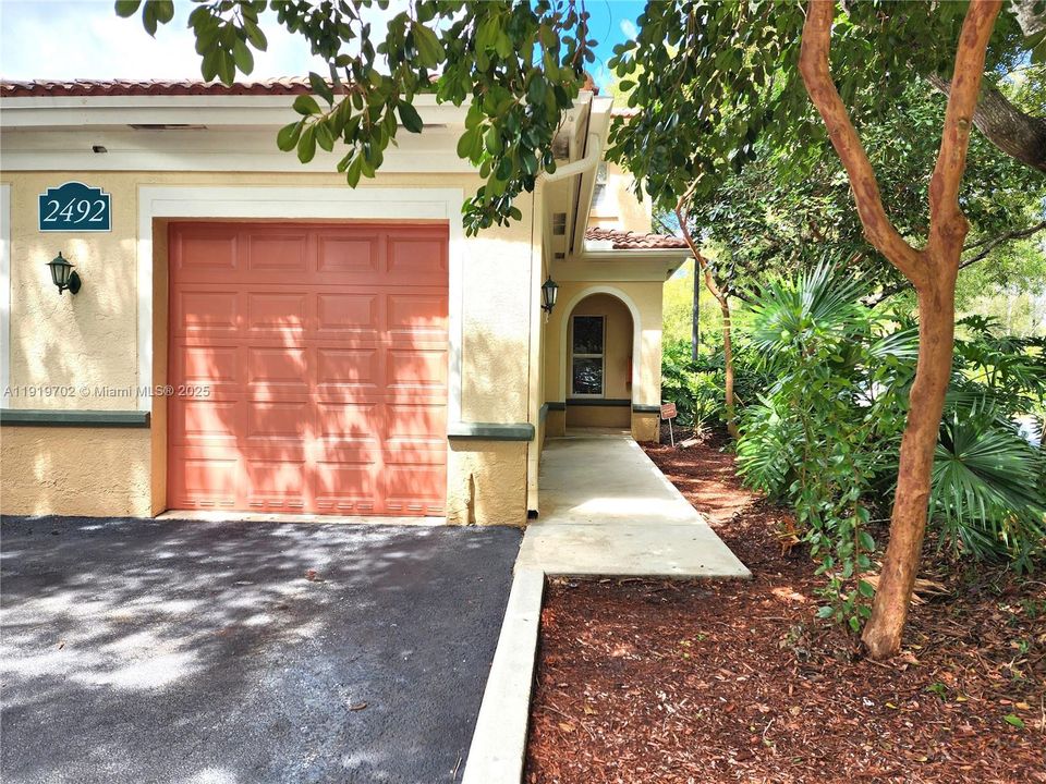 Active With Contract: $2,550 (2 beds, 2 baths, 1080 Square Feet)