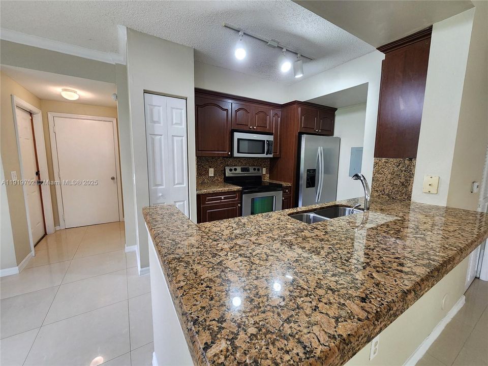 Active With Contract: $2,550 (2 beds, 2 baths, 1080 Square Feet)