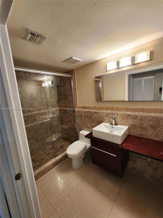 Active With Contract: $2,550 (2 beds, 2 baths, 1080 Square Feet)