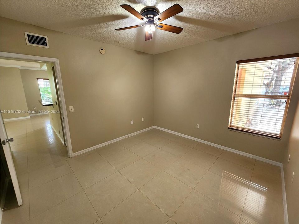 Active With Contract: $2,550 (2 beds, 2 baths, 1080 Square Feet)