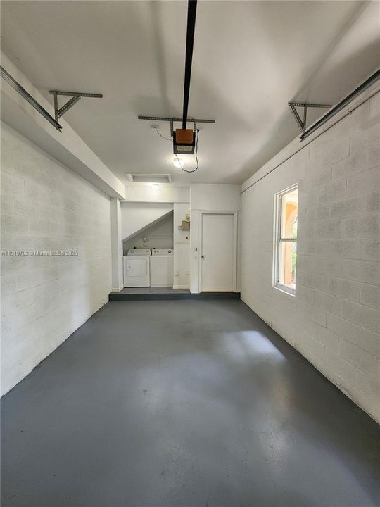 Active With Contract: $2,550 (2 beds, 2 baths, 1080 Square Feet)