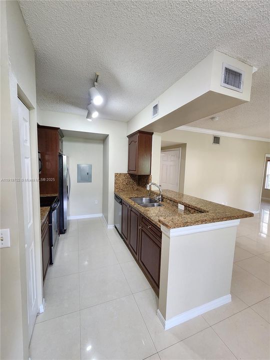 Active With Contract: $2,550 (2 beds, 2 baths, 1080 Square Feet)