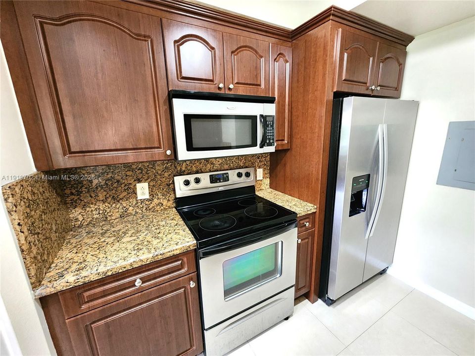 Active With Contract: $2,550 (2 beds, 2 baths, 1080 Square Feet)