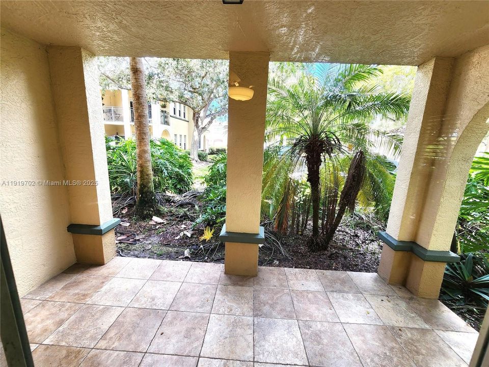 Active With Contract: $2,550 (2 beds, 2 baths, 1080 Square Feet)